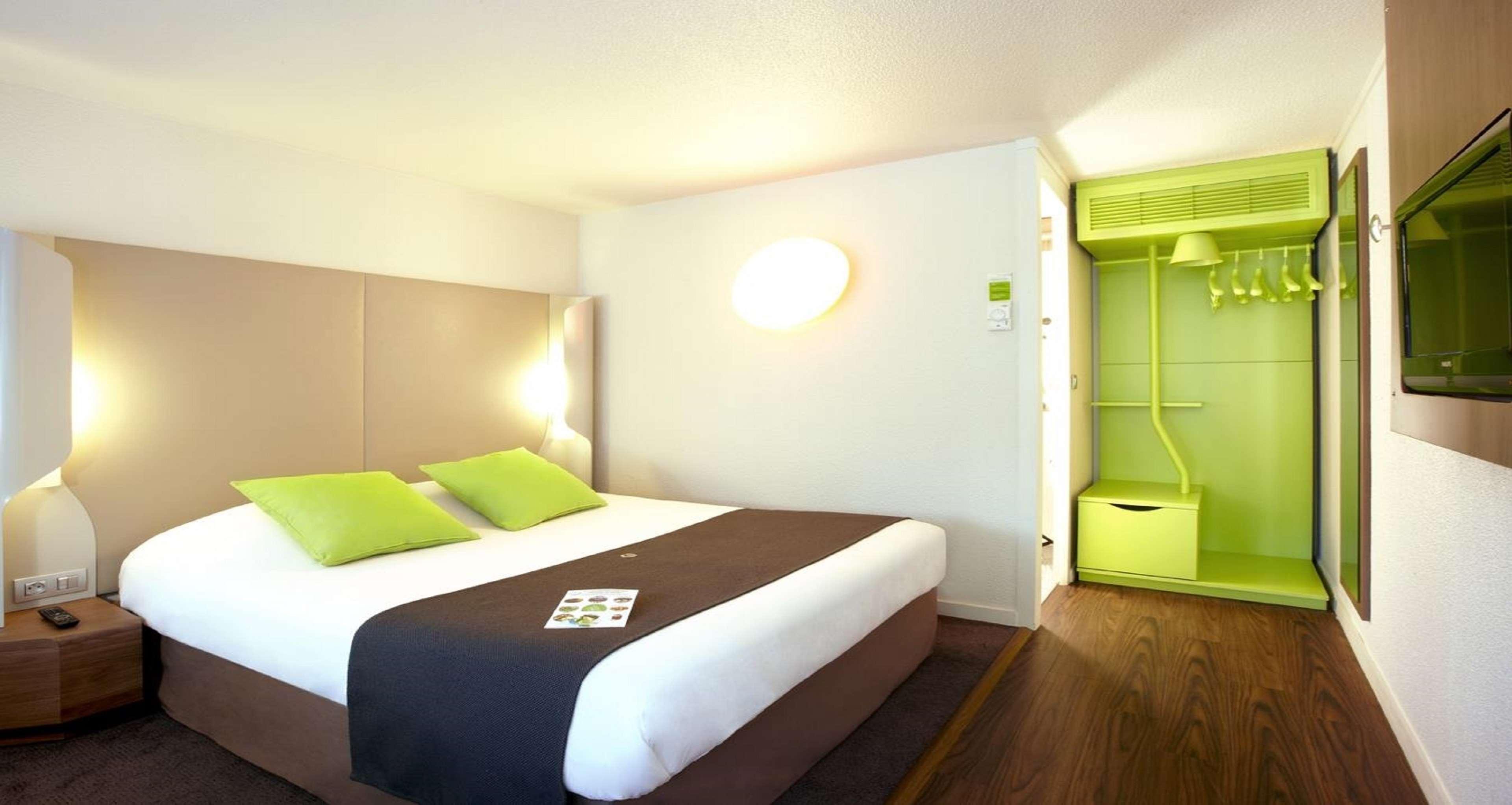 Campanile Clermont-Ferrand ~ Riom Hotell Exteriör bild