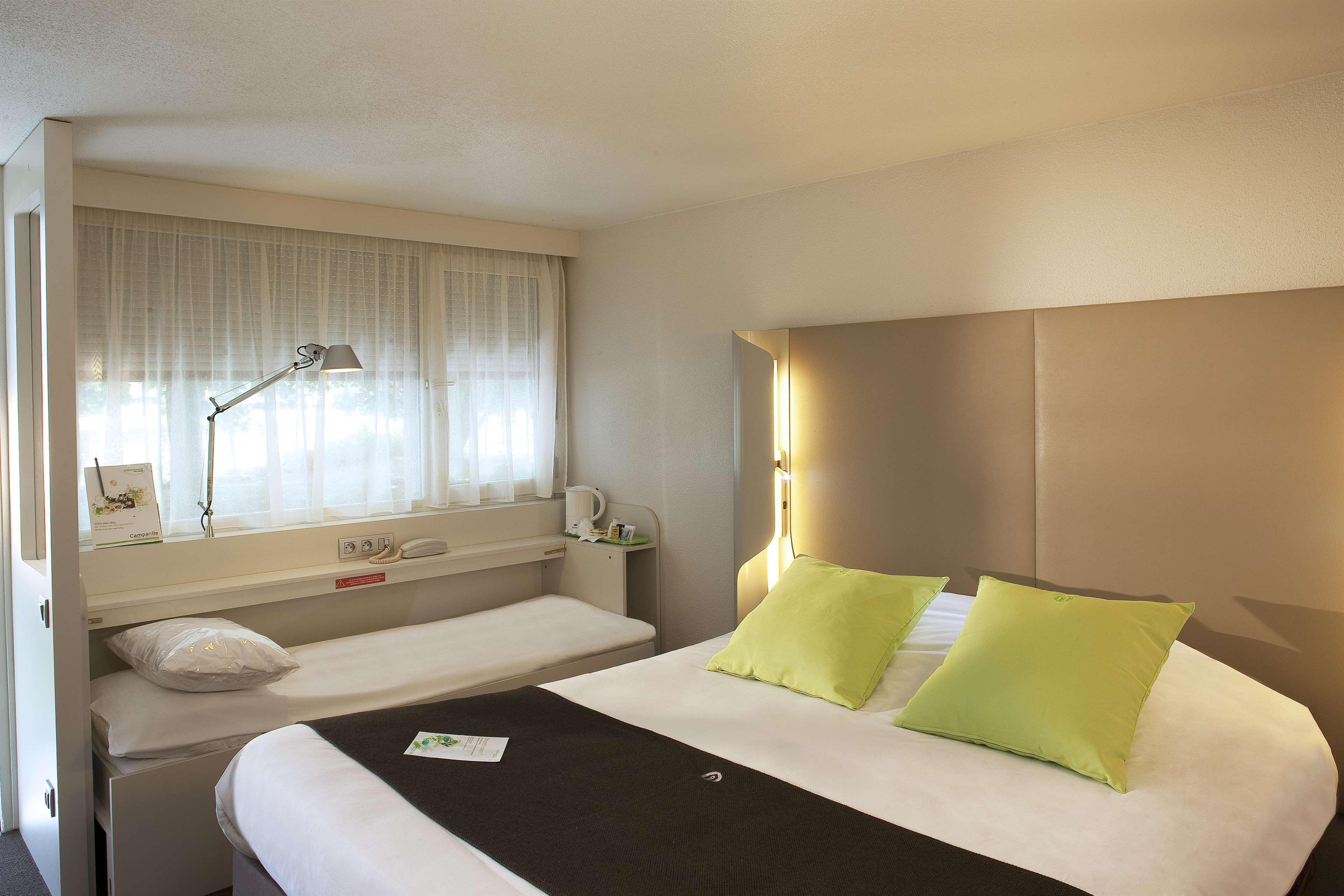 Campanile Clermont-Ferrand ~ Riom Hotell Exteriör bild