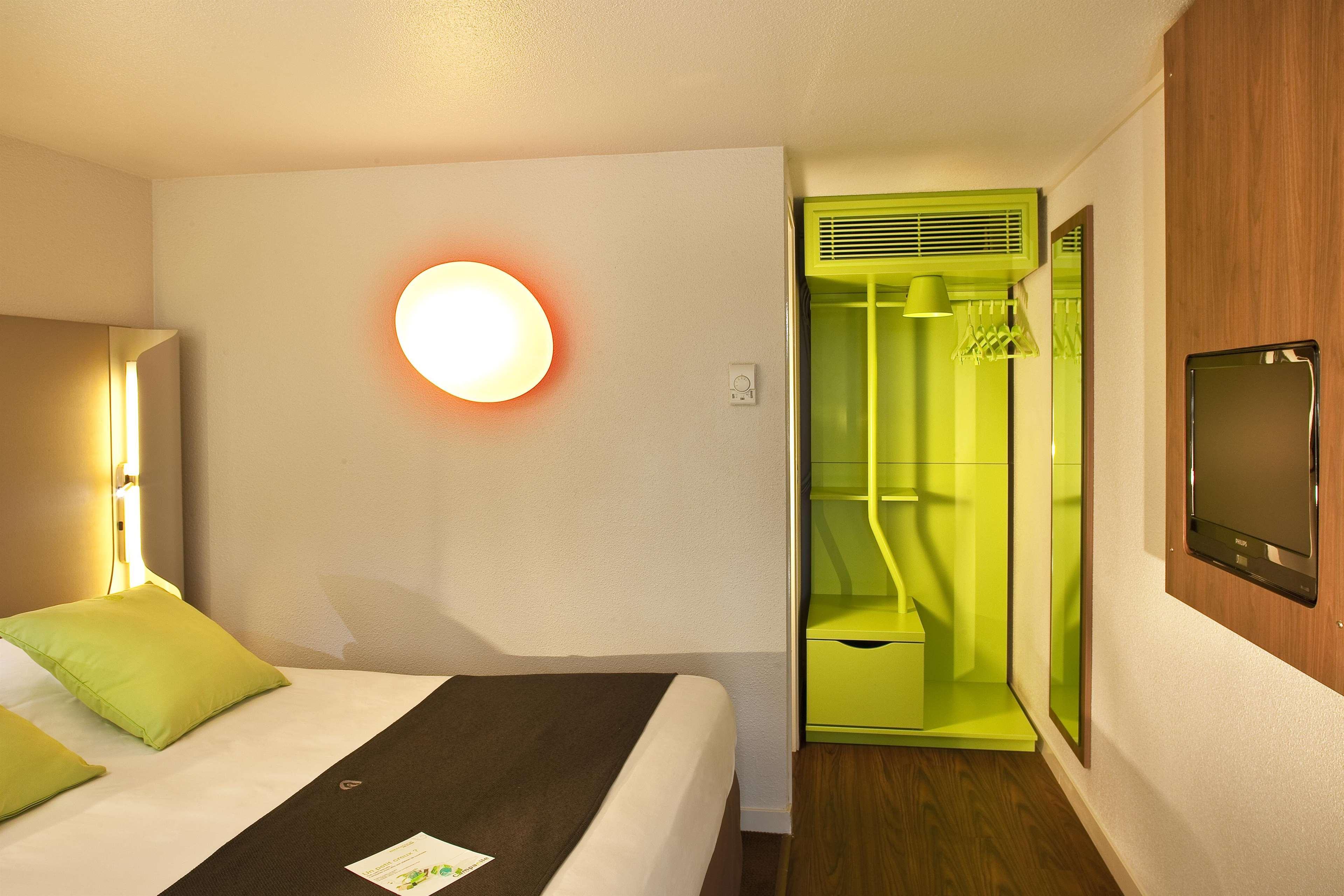 Campanile Clermont-Ferrand ~ Riom Hotell Exteriör bild