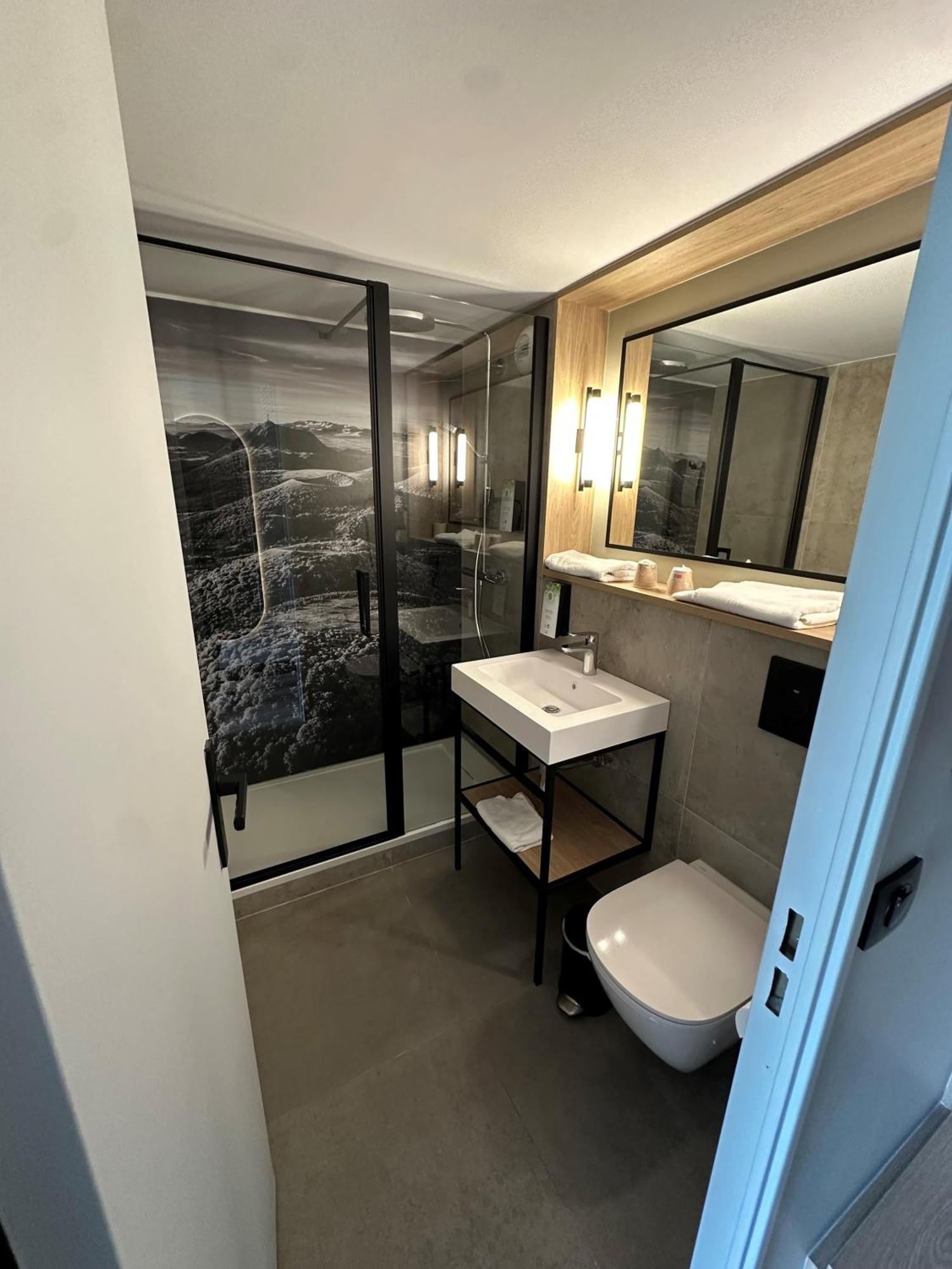 Campanile Clermont-Ferrand ~ Riom Hotell Exteriör bild